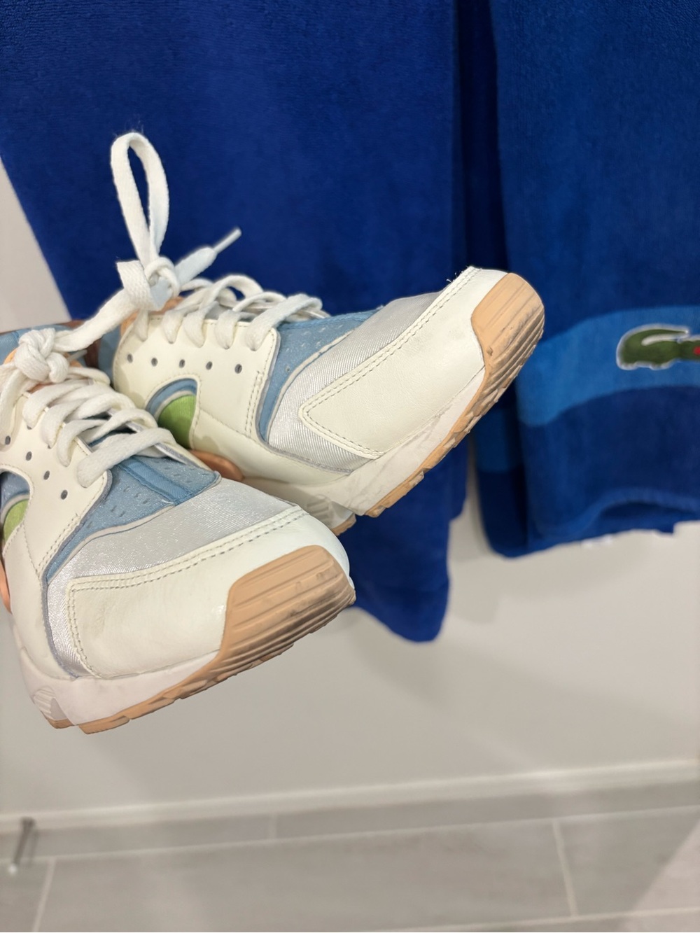 Nike White, Light Blue & Peach Accent Sneakers huaraches - Picture 5 of 7